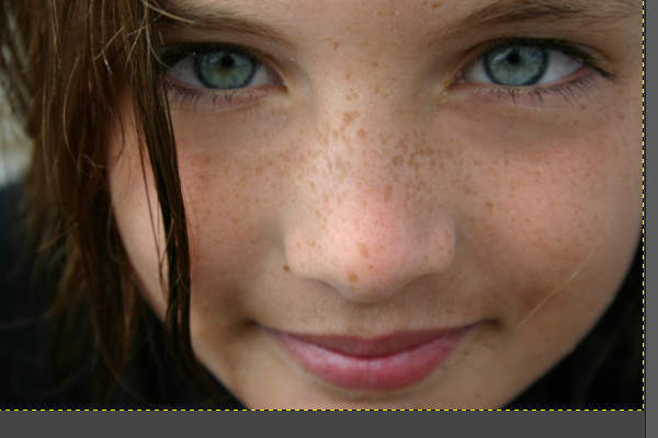 16. 向かって左側の目の下のクマも明るくなる